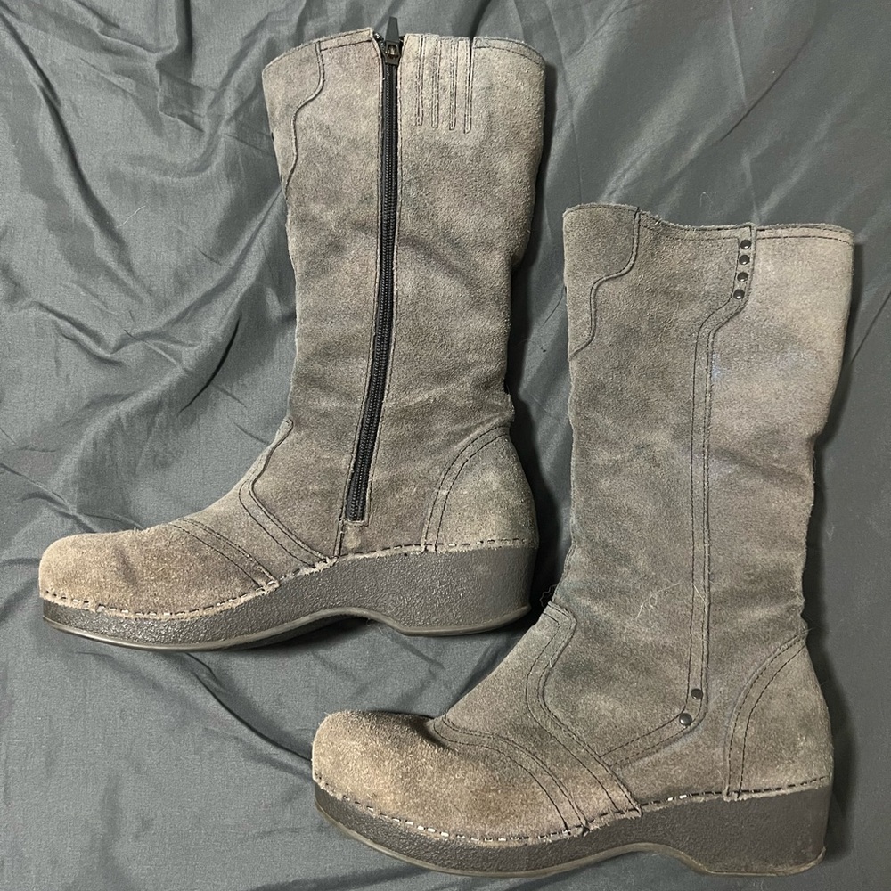Dansko Grey leather suede tall calf boots.
Size 41 (US 10)
Perfect condition